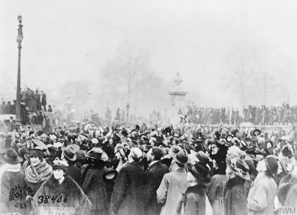 Menschenmenge in London am Tag des Waffenstillstands, 11. November 1918