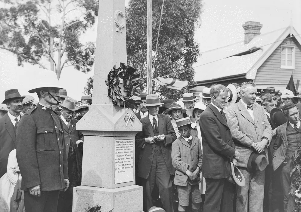 Die Einweihung des Kriegerdenkmals in Kettering um 1919