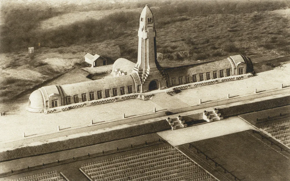 Das Beinhaus von Douaumont bei Verdun mit dem Vorplatz
