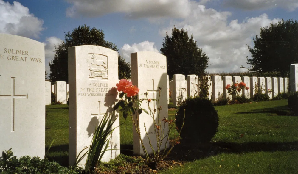 Gräber unbekannter Gefallener auf dem Hooge Crater Cemetery in Flandern