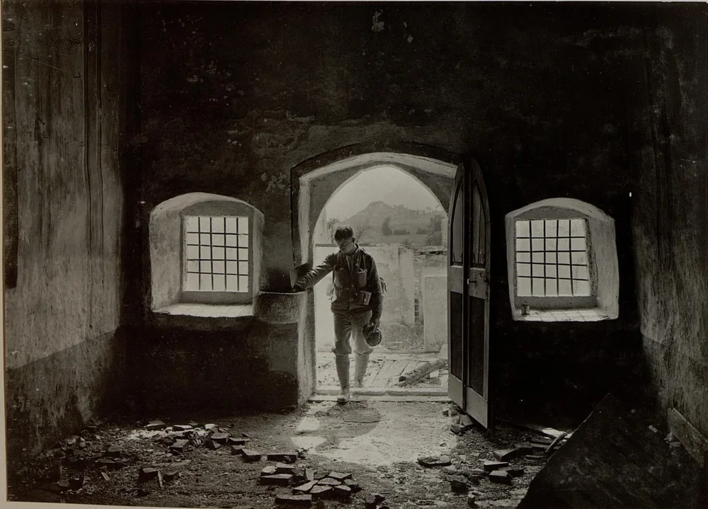 Das zerstörte Kirchenportal von Kal am Isonzo