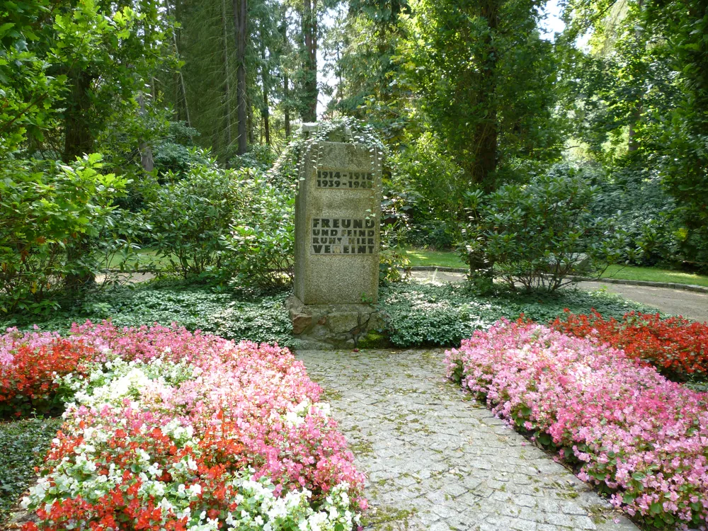 Ein Kriegerdenkmal für die Gefallenen von 1914 bis 1918 auf einem Friedhof