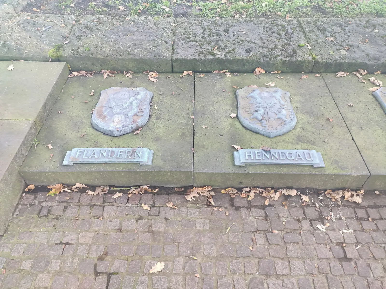 Der deutsche Soldatenfriedhof Langemark in Flandern mit flachen Namensplatten im Rasen