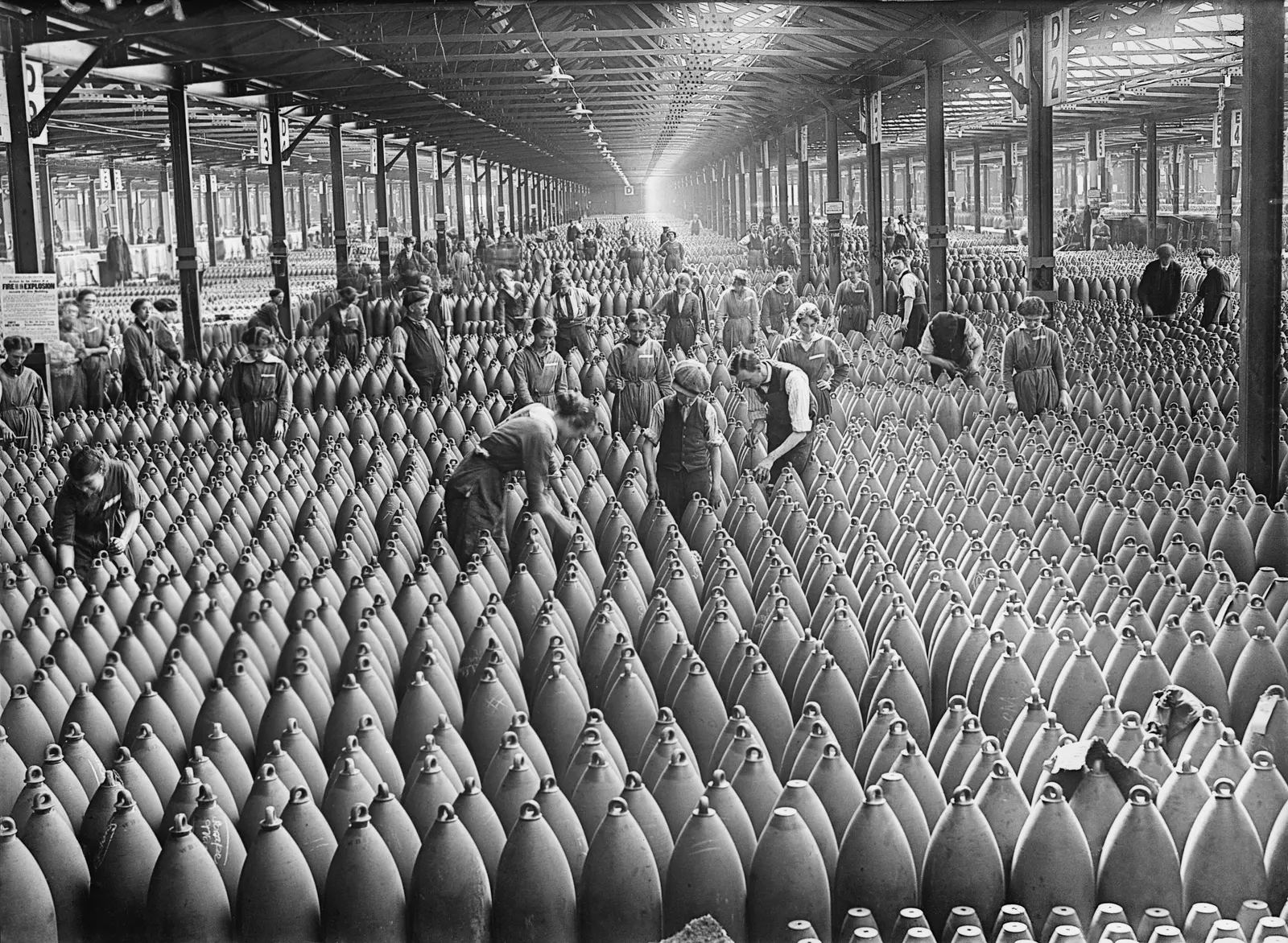 Arbeiterinnen in einer britischen Munitionsfabrik während des Ersten Weltkriegs