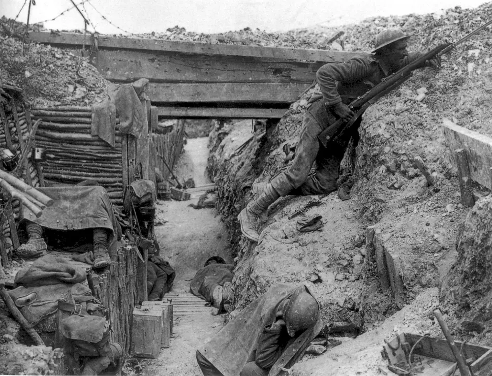 Britische Soldaten des Cheshire Regiment in einem Schützengraben an der Somme, Juli 1916