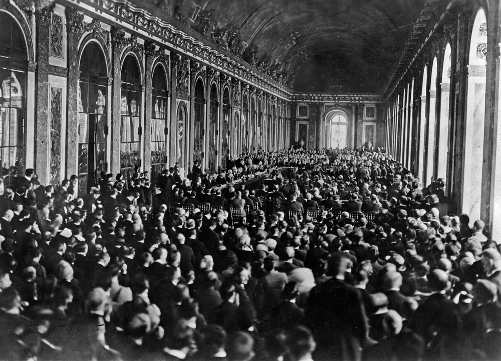 Delegierte versammeln sich im Spiegelsaal von Versailles, 1919