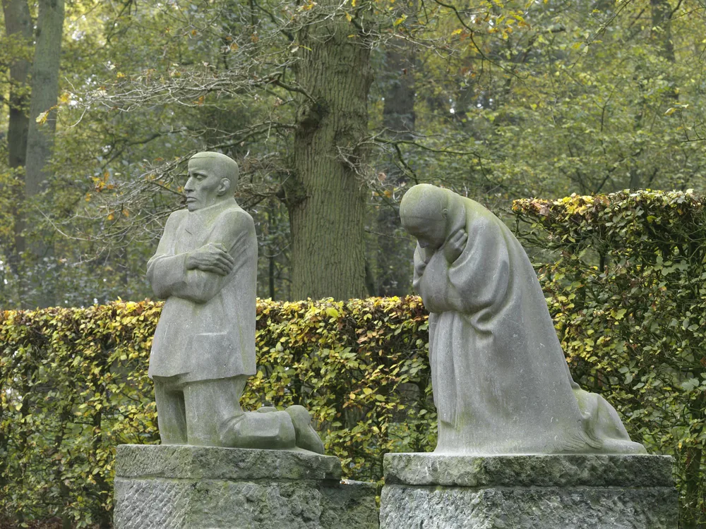 Das Trauernde Elternpaar von Käthe Kollwitz auf dem Friedhof von Vladslo